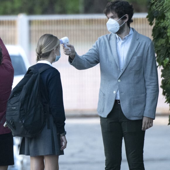 L'infante Sofia d'Espagne et La princesse Leonor arrivent à l'école Santa Maria de Los Rosales à Madrid pour la rentrée des classes. Elles sont masquées pour faire face à l'épidémie de Coronavirus (COVID-19). Le 11 septembre 2020. 