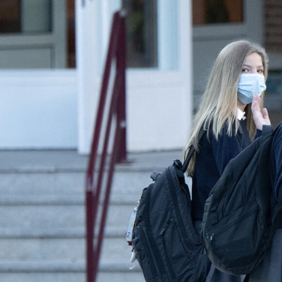 L'infante Sofia d'Espagne et La princesse Leonor arrivent à l'école Santa Maria de Los Rosales à Madrid pour la rentrée des classes. Elles sont masquées pour faire face à l'épidémie de Coronavirus (COVID-19). Le 11 septembre 2020. 