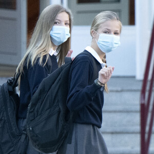 L'infante Sofia d'Espagne et La princesse Leonor arrivent à l'école Santa Maria de Los Rosales à Madrid pour la rentrée des classes. Elles sont masquées pour faire face à l'épidémie de Coronavirus (COVID-19). Le 11 septembre 2020. 