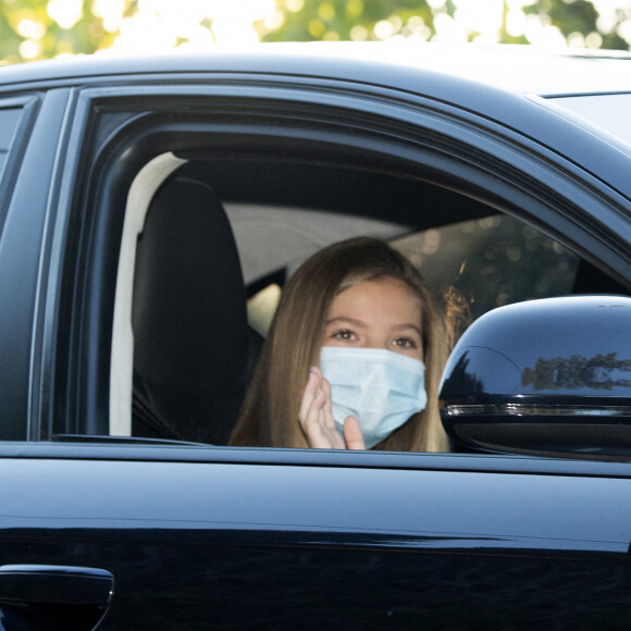 L'infante Sofia d'Espagne et La princesse Leonor arrivent à l'école Santa Maria de Los Rosales à Madrid pour la rentrée des classes. Elles sont masquées pour faire face à l'épidémie de Coronavirus (COVID-19). Le 11 septembre 2020. 