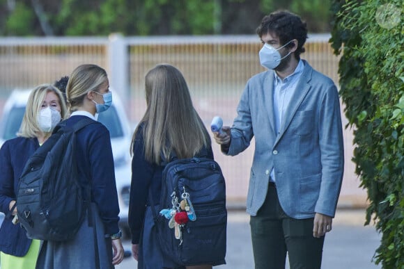 Les princesses Sofia et Leonor d'Espagne arrivent à l'école Santa Maria de los Rosales à Madrid le 11 septembre 2020. 