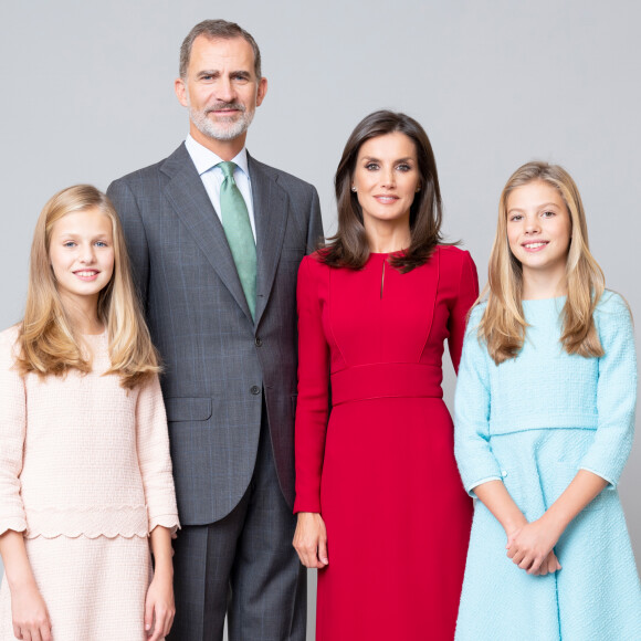 Le roi Felipe VI et la reine Letizia d'Espagne, la princesse Leonor et l'infante Sofia d'Espagne - Photos officielles de la famille royale d'Espagne à Madrid.