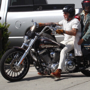 Exclusif - Laeticia Hallyday fait une grande virée sur les Harley-Davidson de Johnny avec Pierre Billon, Philippe Fatien et Fabrice Le Ruyet (mari d'Anne Marcassus) à Los Angeles le 28 septembre 2018.