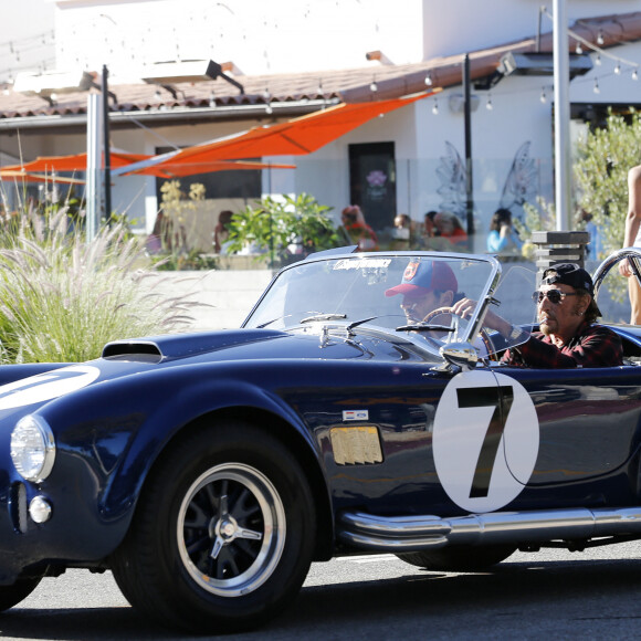 Exclusif - Johnny Hallyday et un ami se baladent à Los Angeles avec sa nouvelle voiture, une AC Cobra le 8 octobre 2016.
