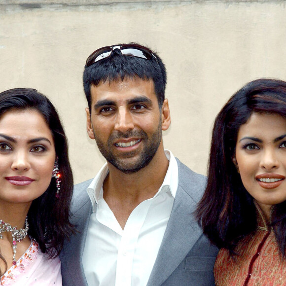 Lara Dutta, Priyanka Chopra et Akshay Kumar - Photocall du film "Andaaz". Londres. Le 25 avril 2003. © Myung Jung Kim/PA/ABACA