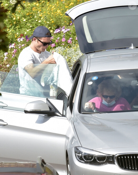 Exclusif - Ed Westwick mime une demande en mariage à sa compagne Tamara Francesconi lors de vacances à Portofino, en Italie. La mère de Ed Westwick, Carole, a assisté à la scène. Le 28 août 2020.