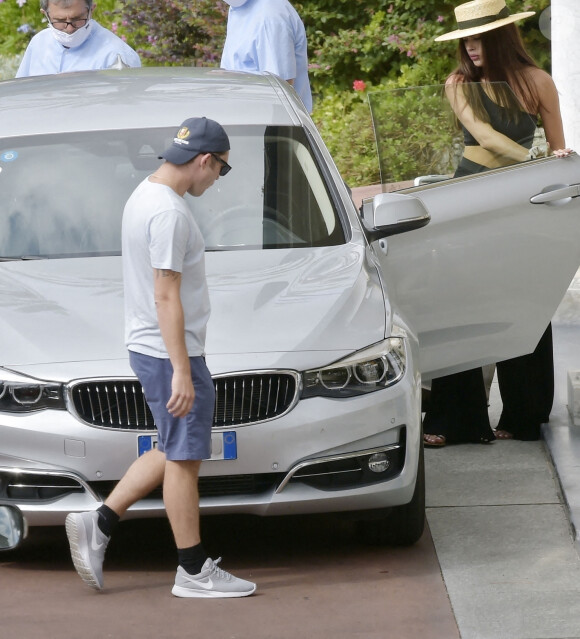 Exclusif - Ed Westwick mime une demande en mariage à sa compagne Tamara Francesconi lors de vacances à Portofino, en Italie. La mère de Ed Westwick, Carole, a assisté à la scène. Le 28 août 2020.