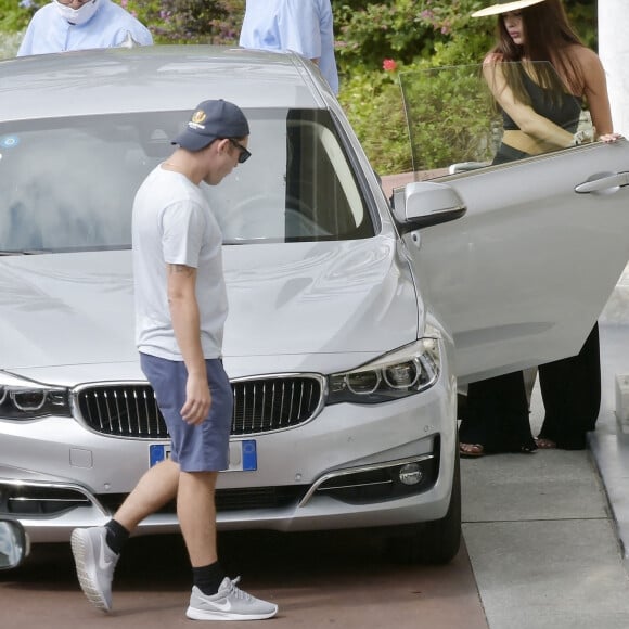 Exclusif - Ed Westwick mime une demande en mariage à sa compagne Tamara Francesconi lors de vacances à Portofino, en Italie. La mère de Ed Westwick, Carole, a assisté à la scène. Le 28 août 2020.