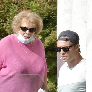 Exclusif - Ed Westwick mime une demande en mariage à sa compagne Tamara Francesconi lors de vacances à Portofino, en Italie. La mère de Ed Westwick, Carole, a assisté à la scène. Le 28 août 2020.