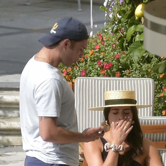 Exclusif - Ed Westwick mime une demande en mariage à sa compagne Tamara Francesconi lors de vacances à Portofino, en Italie. La mère de Ed Westwick, Carole, a assisté à la scène. Le 28 août 2020.