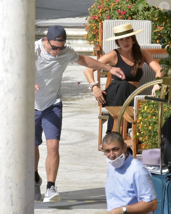 Exclusif - Ed Westwick mime une demande en mariage à sa compagne Tamara Francesconi lors de vacances à Portofino, en Italie. La mère de Ed Westwick, Carole, a assisté à la scène. Le 28 août 2020.