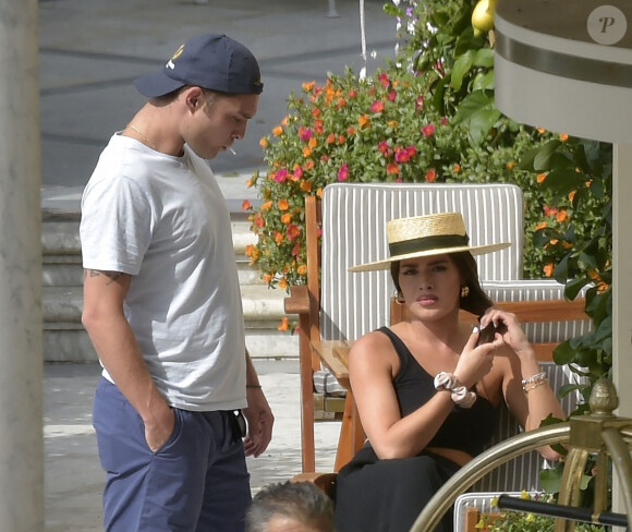 Exclusif - Ed Westwick mime une demande en mariage à sa compagne Tamara Francesconi lors de vacances à Portofino, en Italie. La mère de Ed Westwick, Carole, a assisté à la scène. Le 28 août 2020.