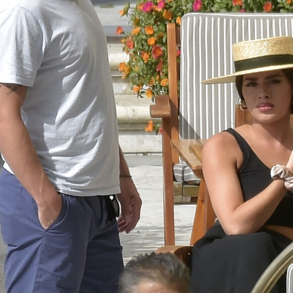 Exclusif - Ed Westwick mime une demande en mariage à sa compagne Tamara Francesconi lors de vacances à Portofino, en Italie. La mère de Ed Westwick, Carole, a assisté à la scène. Le 28 août 2020.
