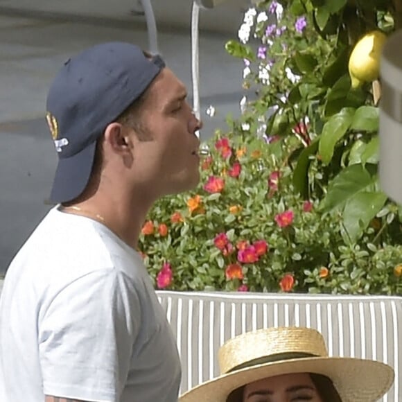 Exclusif - Ed Westwick mime une demande en mariage à sa compagne Tamara Francesconi lors de vacances à Portofino, en Italie. La mère de Ed Westwick, Carole, a assisté à la scène. Le 28 août 2020.