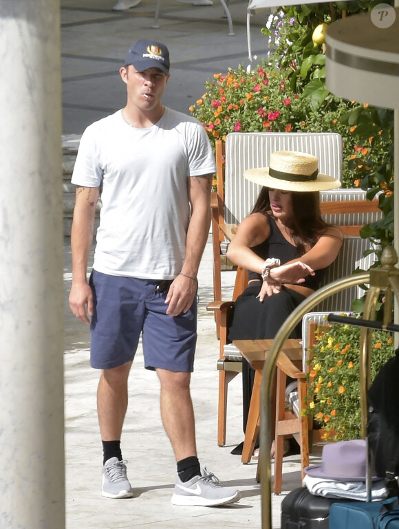 Exclusif - Ed Westwick mime une demande en mariage à sa compagne Tamara Francesconi lors de vacances à Portofino, en Italie. La mère de Ed Westwick, Carole, a assisté à la scène. Le 28 août 2020.