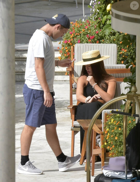 Exclusif - Ed Westwick mime une demande en mariage à sa compagne Tamara Francesconi lors de vacances à Portofino, en Italie. La mère de Ed Westwick, Carole, a assisté à la scène. Le 28 août 2020.