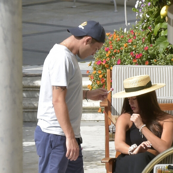Exclusif - Ed Westwick mime une demande en mariage à sa compagne Tamara Francesconi lors de vacances à Portofino, en Italie. La mère de Ed Westwick, Carole, a assisté à la scène. Le 28 août 2020.