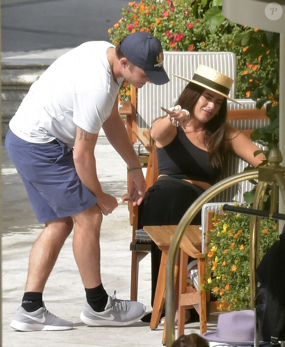 Exclusif - Ed Westwick mime une demande en mariage à sa compagne Tamara Francesconi lors de vacances à Portofino, en Italie. La mère de Ed Westwick, Carole, a assisté à la scène. Le 28 août 2020.