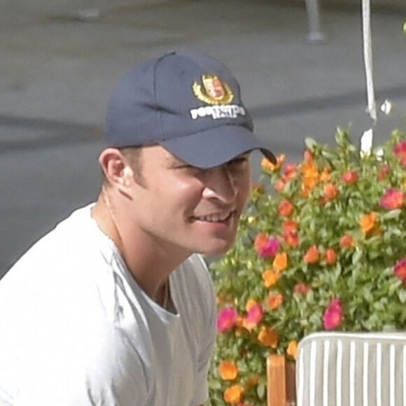 Exclusif - Ed Westwick mime une demande en mariage à sa compagne Tamara Francesconi lors de vacances à Portofino, en Italie. La mère de Ed Westwick, Carole, a assisté à la scène. Le 28 août 2020.
