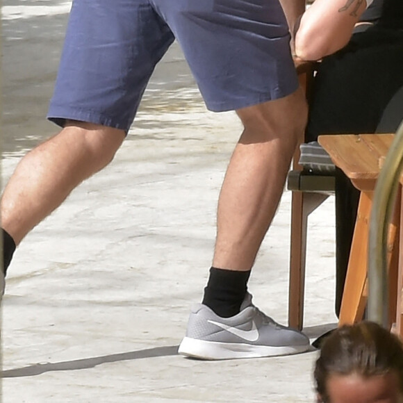 Exclusif - Ed Westwick mime une demande en mariage à sa compagne Tamara Francesconi lors de vacances à Portofino, en Italie. La mère de Ed Westwick, Carole, a assisté à la scène. Le 28 août 2020.