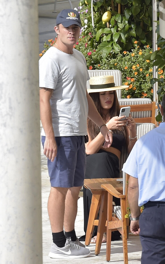 Exclusif - Ed Westwick mime une demande en mariage à sa compagne Tamara Francesconi lors de vacances à Portofino, en Italie. La mère de Ed Westwick, Carole, a assisté à la scène. Le 28 août 2020.