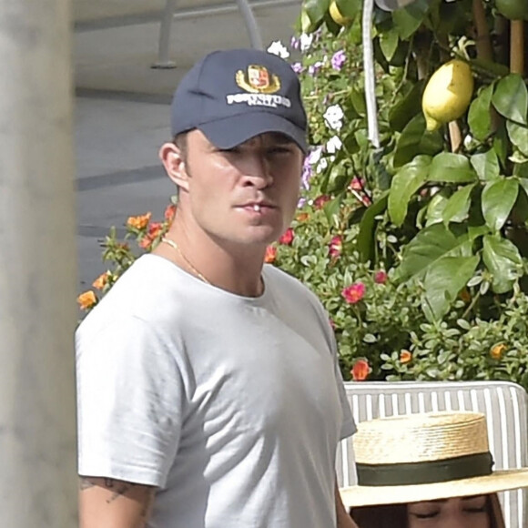 Exclusif - Ed Westwick mime une demande en mariage à sa compagne Tamara Francesconi lors de vacances à Portofino, en Italie. La mère de Ed Westwick, Carole, a assisté à la scène. Le 28 août 2020.