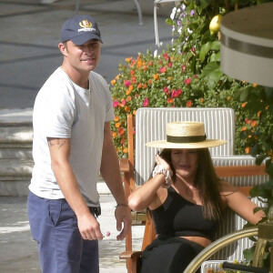 Exclusif - Ed Westwick mime une demande en mariage à sa compagne Tamara Francesconi lors de vacances à Portofino, en Italie. La mère de Ed Westwick, Carole, a assisté à la scène. Le 28 août 2020.