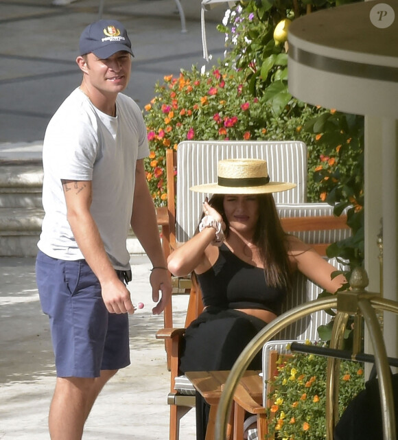 Exclusif - Ed Westwick mime une demande en mariage à sa compagne Tamara Francesconi lors de vacances à Portofino, en Italie. La mère de Ed Westwick, Carole, a assisté à la scène. Le 28 août 2020.