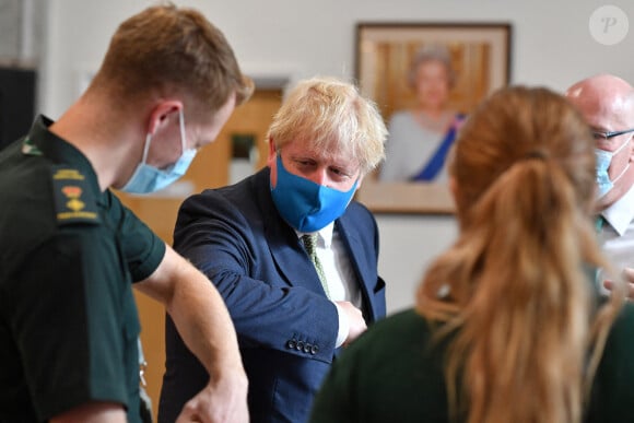 Le Premier ministre britannique Boris Johnson, guérit du Covid-19, porte un masque lors d'une visite au QG de l'ambulance de Londres. Le 13 juillet 2020.