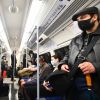 Des passagers du métro londonien masqués à Londres, le 4 septembre 2020.