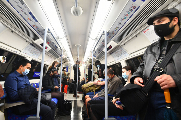 Des passagers du métro londonien masqués à Londres, le 4 septembre 2020.