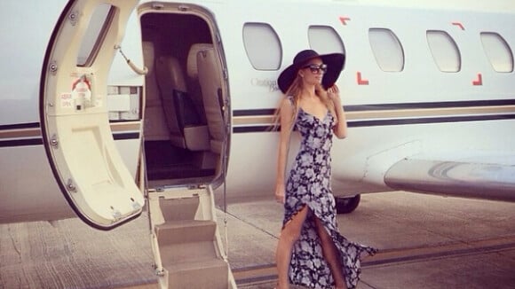 Paris Hilton : La star multimillionnaire a-t-elle déjà voyagé en classe éco ?
