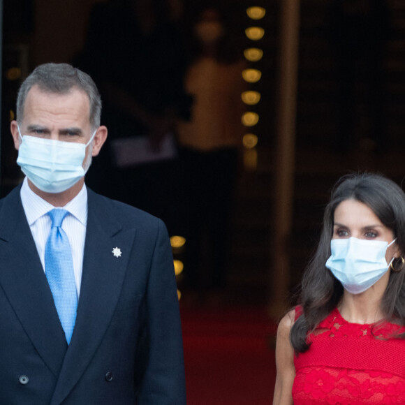 Le roi Felipe VI et la reine Letizia d'Espagne (masqués), assistent à l'ouverture de la saison 2020-2021 du Théâtre Royal à Madrid le 18 septembre 2020.