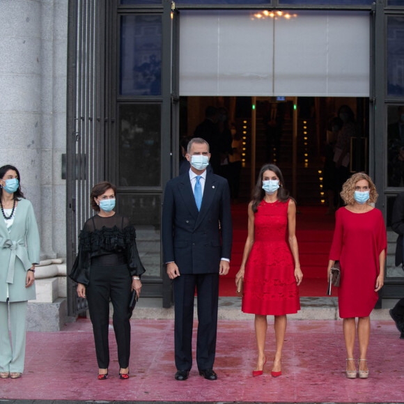 Le roi Felipe VI et la reine Letizia d'Espagne (masqués), assistent à l'ouverture de la saison 2020-2021 du Théâtre Royal à Madrid le 18 septembre 2020.