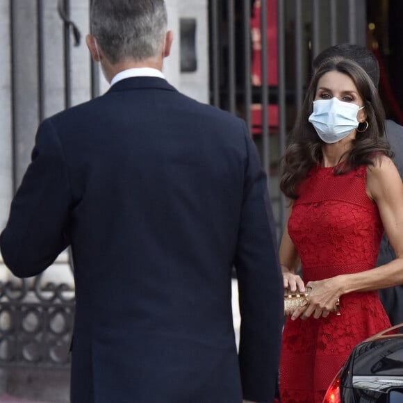 Le roi Felipe VI et la reine Letizia d'Espagne (masqués), assistent à l'ouverture de la saison 2020-2021 du Théâtre Royal à Madrid le 18 septembre 2020.