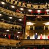 Le roi Felipe VI et la reine Letizia d'Espagne (masqués), assistent à l'ouverture de la saison 2020-2021 du Théâtre Royal à Madrid le 18 septembre 2020.