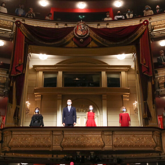 Le roi Felipe VI et la reine Letizia d'Espagne (masqués), assistent à l'ouverture de la saison 2020-2021 du Théâtre Royal à Madrid le 18 septembre 2020.