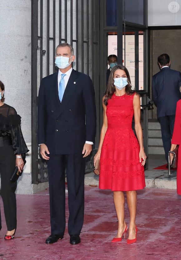 Le roi Felipe VI et la reine Letizia d'Espagne (masqués), assistent à l'ouverture de la saison 2020-2021 du Théâtre Royal à Madrid le 18 septembre 2020.