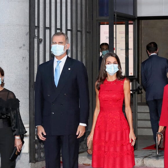 Le roi Felipe VI et la reine Letizia d'Espagne (masqués), assistent à l'ouverture de la saison 2020-2021 du Théâtre Royal à Madrid le 18 septembre 2020.