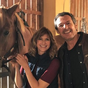 Jean-Luc Reichmann avec Florence Pernel sur le tournage de "Léo Mattei", le 13 octobre 2019