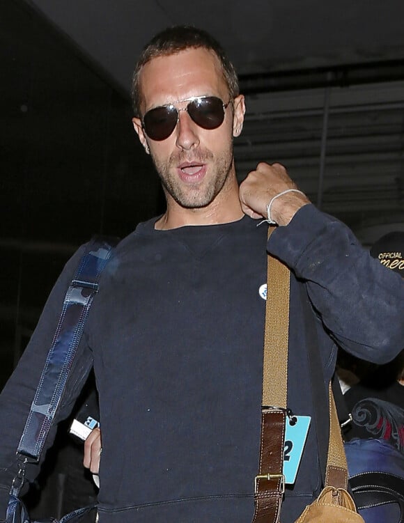 Chris Martin va prendre un avion à l'aéroport de Lax à Los Angeles, le 22 mai 2014. Séparé de Gwyneth Paltrow, depuis le mois de mars, Chris Martin passe du temps avec son ex-femme. Ils essayent de rester bon amis ou peut-être de raviver le flamme.