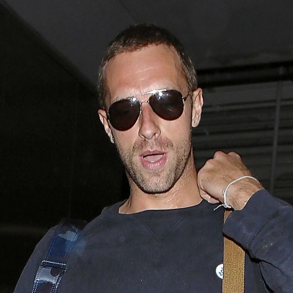 Chris Martin va prendre un avion à l'aéroport de Lax à Los Angeles, le 22 mai 2014. Séparé de Gwyneth Paltrow, depuis le mois de mars, Chris Martin passe du temps avec son ex-femme. Ils essayent de rester bon amis ou peut-être de raviver le flamme.