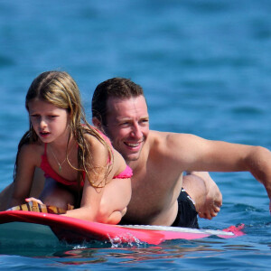Exclusif - Gwyneth Paltrow passe ses vacances de Noël en famille a Hawaii. Pour le Nouvel An, la petite famille a profité de la plage, du paddle ou du farniente le 1er janvier 2014.