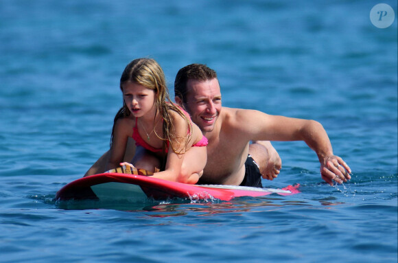 Exclusif - Gwyneth Paltrow passe ses vacances de Noël en famille a Hawaii. Pour le Nouvel An, la petite famille a profité de la plage, du paddle ou du farniente le 1er janvier 2014.