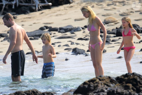 Exclusif - Gwyneth Paltrow passe ses vacances de Noel en famille à Hawaii. Pour le Nouvel An, la petite famille a profité de la plage, du paddle ou du farniente le 1er janvier 2014.