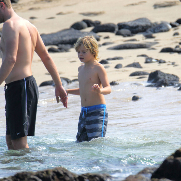 Exclusif - Gwyneth Paltrow passe ses vacances de Noel en famille à Hawaii. Pour le Nouvel An, la petite famille a profité de la plage, du paddle ou du farniente le 1er janvier 2014.