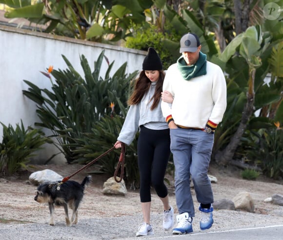 Exclusif - Dakota Jonhson et son compagnon Chris Martin promènent leur chien malgré l'épidémie de coronavirus (COVID-19) à Los Angeles, le 29 mars 2020.