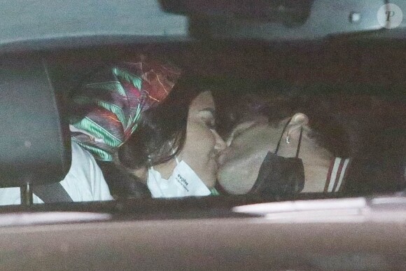 Demi Lovato et son fiancé Max Ehrich sont allés diner en amoureux au restaurant Nobu dans le quartier de Malibu à Los Angeles pendant l'épidémie de coronavirus (Covid-19). Le couple très complice s'embrasse dans la voiture. Le 29 août 2020 