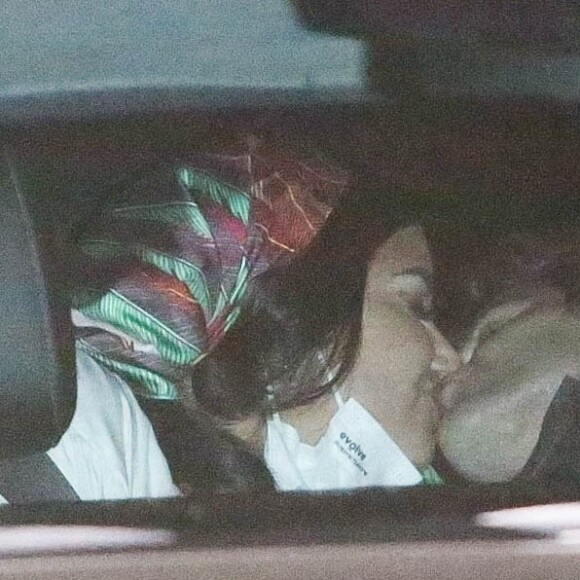Demi Lovato et son fiancé Max Ehrich sont allés diner en amoureux au restaurant Nobu dans le quartier de Malibu à Los Angeles pendant l'épidémie de coronavirus (Covid-19). Le couple très complice s'embrasse dans la voiture. Le 29 août 2020 
