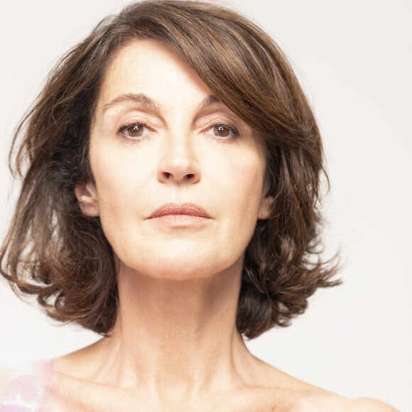 Zabou Breitman se dénude pour RoseUp association, un pied-de-nez au comité Miss France. Campagne de sensibilisation sur le cancer du sein.